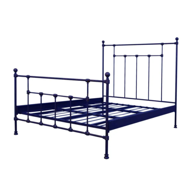 A cama Versailles de casal em ferro com pezeira alta não é apenas um móvel, mas uma peça que inspira a elegância e a funcionalidade. Seu design encantador transforma o quarto em um verdadeiro refúgio de tranquilidade, onde cada noite é uma nova experiência de conforto. Ideal para quartos de hóspedes, adolescentes e adultos, esta cama oferece um espaço seguro e confortável para dormir, ler e relaxar. Feita manualmente em ferro de alta qualidade, esta cama de casal é extremamente resistente e durável. O tratamento de galvanização à fogo e o acabamento em pintura eletrostática garantem proteção contra ferrugem, permitindo seu uso em qualquer ambiente, inclusive em cidades litorâneas. Além disso, a cama é fácil de montar e praticamente não requer manutenção, proporcionando praticidade e tranquilidade por décadas.