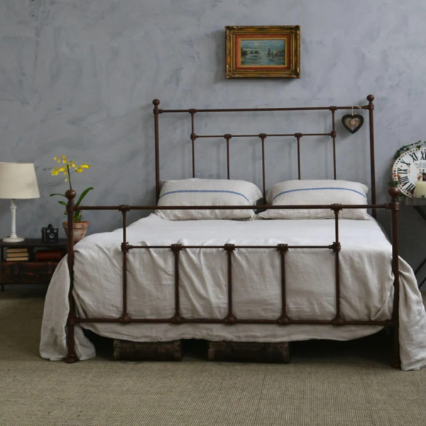 A cama Versailles de casal em ferro com pezeira alta não é apenas um móvel, mas uma peça que inspira a elegância e a funcionalidade. Seu design encantador transforma o quarto em um verdadeiro refúgio de tranquilidade, onde cada noite é uma nova experiência de conforto. Ideal para quartos de hóspedes, adolescentes e adultos, esta cama oferece um espaço seguro e confortável para dormir, ler e relaxar. Feita manualmente em ferro de alta qualidade, esta cama de casal é extremamente resistente e durável. O tratamento de galvanização à fogo e o acabamento em pintura eletrostática garantem proteção contra ferrugem, permitindo seu uso em qualquer ambiente, inclusive em cidades litorâneas. Além disso, a cama é fácil de montar e praticamente não requer manutenção, proporcionando praticidade e tranquilidade por décadas.