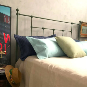 A cama Versailles de casal em ferro com pezeira alta não é apenas um móvel, mas uma peça que inspira a elegância e a funcionalidade. Seu design encantador transforma o quarto em um verdadeiro refúgio de tranquilidade, onde cada noite é uma nova experiência de conforto. Ideal para quartos de hóspedes, adolescentes e adultos, esta cama oferece um espaço seguro e confortável para dormir, ler e relaxar. Feita manualmente em ferro de alta qualidade, esta cama de casal é extremamente resistente e durável. O tratamento de galvanização à fogo e o acabamento em pintura eletrostática garantem proteção contra ferrugem, permitindo seu uso em qualquer ambiente, inclusive em cidades litorâneas. Além disso, a cama é fácil de montar e praticamente não requer manutenção, proporcionando praticidade e tranquilidade por décadas.