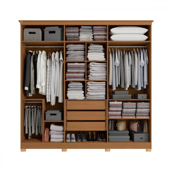 O guarda-roupa de casal com 6 portas, 3 gavetas internas traz um bom espaço interno com 02 cabideiros sendo uma parte para roupas longas, 01 calceiro, 01 nicho para sapatos na parte inferior do guarda-roupa, 03 maleiros e 10 nichos para roupas dobradas ou caixas organizadoras. O guarda-roupa é produzido em MDF na escala de brilho fosco, com revestimento e acabamento em pintura touch. Um diferencial no modelo deste guarda-roupa fica para o puxador em cava meia porta, que traz ainda mais charme e estilo para o seu quarto juntamente com os veios na textura em madeira cor canela e azul profundo.