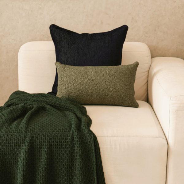 Manta para sofá, poltrona, cama de casal, cama queen, cama king, manta em tricot verde musgo modelo tramado entrelace e com design exclusivo, peça incrível para deixar o seu ambiente estiloso, super aconchegante e muito sofisticado. O material é feito em tricot de alta qualidade, a manta é suave ao toque e muito agradável, e para garantir a durabilidade da sua manta, siga as instruções de lavagem que acompanham o produto.