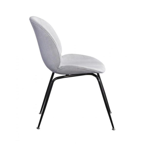 A cadeira Dinamarca apresenta uma silhueta diferenciada, unindo o tradicional ao surpreendente. Ela possui o assento estofado, criando contraste com a base minimalista em aço carbono. Ideal para ambientes modernos e minimalista.