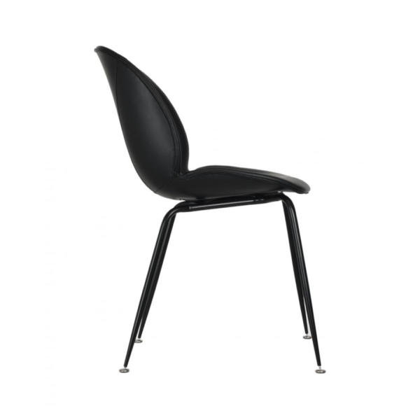 A cadeira Dinamarca apresenta uma silhueta diferenciada, unindo o tradicional ao surpreendente. Ela possui o assento estofado, criando contraste com a base minimalista em aço carbono. Ideal para ambientes modernos e minimalista.