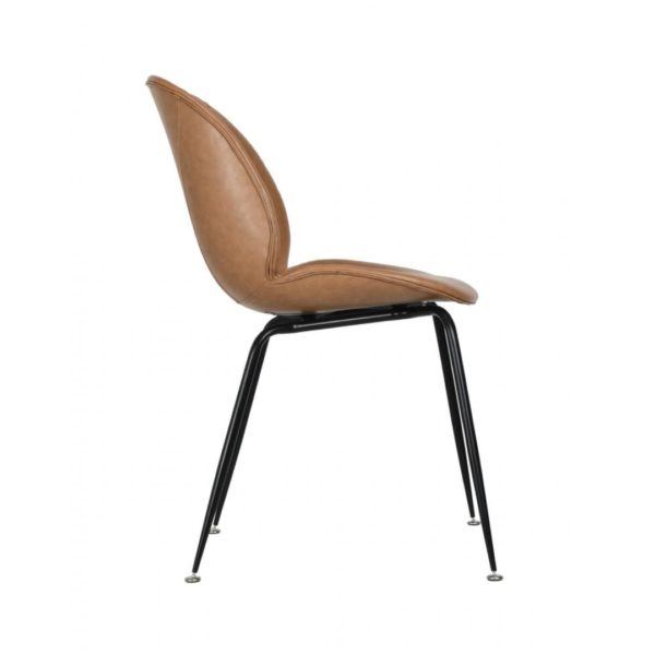 A cadeira Dinamarca apresenta uma silhueta diferenciada, unindo o tradicional ao surpreendente. Ela possui o assento estofado, criando contraste com a base minimalista em aço carbono. Ideal para ambientes modernos e minimalista.
