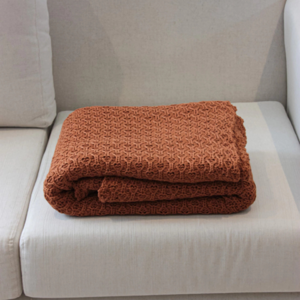 Manta para sofá, poltrona, cama de casal, cama queen, cama king, manta em tricot cobre modelo tramado entrelace e com design exclusivo, peça incrível para deixar o seu ambiente estiloso, super aconchegante e muito sofisticado. O material é feito em tricot de alta qualidade, a manta é suave ao toque e muito agradável, e para garantir a durabilidade da sua manta, siga as instruções de lavagem que acompanham o produto.