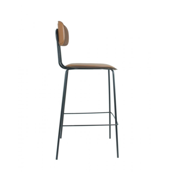A banqueta New York combina muito com o estilo industrial, seus pés em aço preto fazem com que haja um contraste entre o couro ecológico do assento e encosto. O detalhe que possui na parte das costas, dá todo um charme para a peça. Você que busca um ambiente minimalista também será uma ótima escolha para o seu estilo.