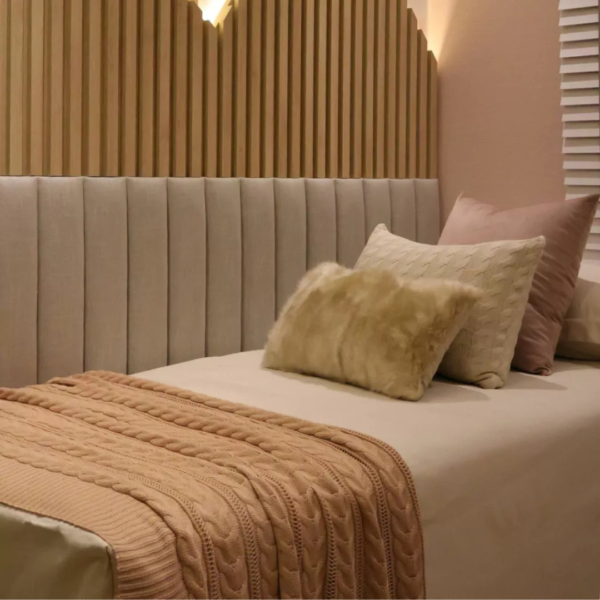 Manta para sofá design trança para transformar sua casa. Ideal para deixar seu sofá ou poltrona mais aconchegante e sofisticado, uma ótima peça para também compor a decoração da sua sala. Essa manta tem tamanho retangular padrão e tem textura em formato trança. O material é feito em tricot de alta qualidade, a manta é suave ao toque e muito agradável, e para garantir a durabilidade da sua manta, siga as instruções de lavagem que acompanham o produto.