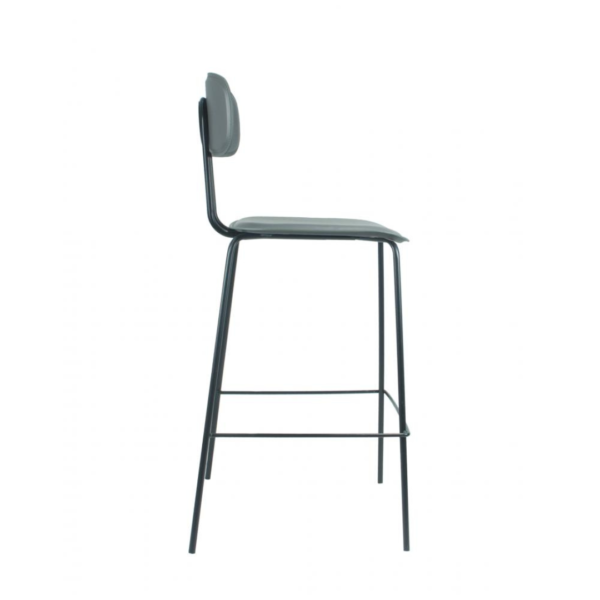 A banqueta New York combina muito com o estilo industrial, seus pés em aço preto fazem com que haja um contraste entre o couro ecológico do assento e encosto. O detalhe que possui na parte das costas, dá todo um charme para a peça. Você que busca um ambiente minimalista também será uma ótima escolha para o seu estilo.