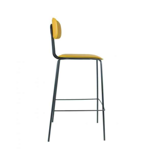 A banqueta New York combina muito com o estilo industrial, seus pés em aço preto fazem com que haja um contraste entre o couro ecológico do assento e encosto. O detalhe que possui na parte das costas, dá todo um charme para a peça. Você que busca um ambiente minimalista também será uma ótima escolha para o seu estilo.