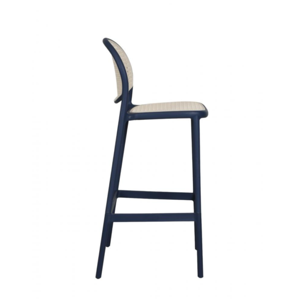 A banqueta Positano é super elegante, ideal para acompanhar bancadas de bares ou cafés! Seu encosto e assento possuem a textura de Rattan, porém por ser toda em polipropileno, ela possui uma resistência ainda maior. Seu estilo moderno e elegante faz com que ela se adéque a ambientes internos e externos.