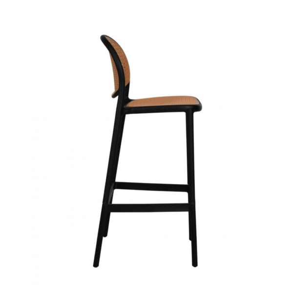 A banqueta Positano é super elegante, ideal para acompanhar bancadas de bares ou cafés! Seu encosto e assento possuem a textura de Rattan, porém por ser toda em polipropileno, ela possui uma resistência ainda maior. Seu estilo moderno e elegante faz com que ela se adéque a ambientes internos e externos.