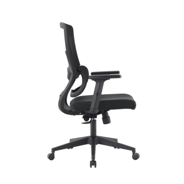 A cadeira Chelsea Diretor, certificada pela NR17, é ideal para trabalhar com conforto no escritório ou em casa. Totalmente ajustável, com braços, assento e encosto reguláveis, ela adapta-se às necessidades do usuário. Seu assento em espuma injetada proporciona conforto juntamente ao encosto em tela com lombada ergonômica, que previne dores nas costas.