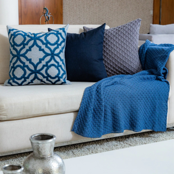 Manta para sofá, poltrona, cama de casal, cama queen, cama king, manta em tricot azul modelo tramado entrelace e com design exclusivo, peça incrível para deixar o seu ambiente estiloso, super aconchegante e muito sofisticado. O material é feito em tricot de alta qualidade, a manta é suave ao toque e muito agradável, e para garantir a durabilidade da sua manta, siga as instruções de lavagem que acompanham o produto.