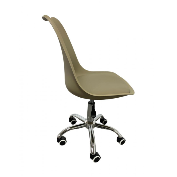 A cadeira Chicago é uma elegante combinação de couro ecológico, polipropileno e aço cromado. Sua estética minimalista e delicada a torna perfeita para diversos ambientes, como quartos, consultórios e home offices. Complemente seu espaço com estilo e funcionalidade através dessa cadeira.