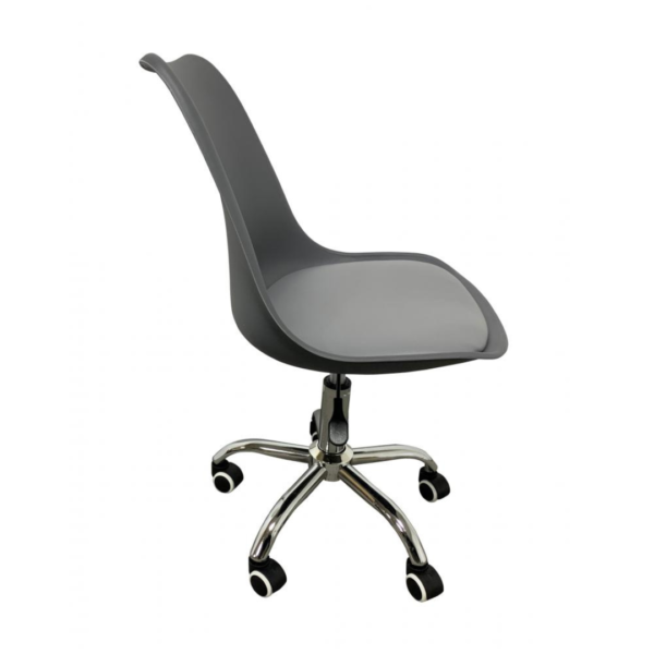 A cadeira Chicago é uma elegante combinação de couro ecológico, polipropileno e aço cromado. Sua estética minimalista e delicada a torna perfeita para diversos ambientes, como quartos, consultórios e home offices. Complemente seu espaço com estilo e funcionalidade através dessa cadeira.
