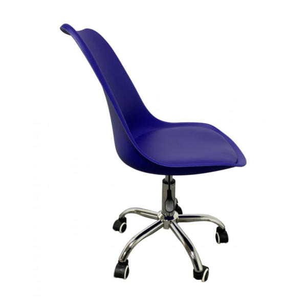 A cadeira Chicago é uma elegante combinação de couro ecológico, polipropileno e aço cromado. Sua estética minimalista e delicada a torna perfeita para diversos ambientes, como quartos, consultórios e home offices. Complemente seu espaço com estilo e funcionalidade através dessa cadeira.