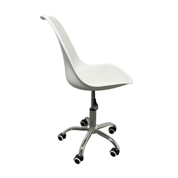 A cadeira Chicago é uma elegante combinação de couro ecológico, polipropileno e aço cromado. Sua estética minimalista e delicada a torna perfeita para diversos ambientes, como quartos, consultórios e home offices. Complemente seu espaço com estilo e funcionalidade através dessa cadeira.