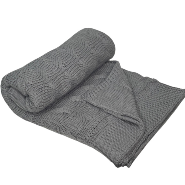 Manta peseira para cama de casal, cama queen, cama king e também funciona muito bem para sofás grandes, manta em tricot cinza claro modelo trança e com design exclusivo, peça incrível para deixar o seu ambiente estiloso e super aconchegante no inverno. O material é feito em tricot de alta qualidade, a manta é suave ao toque e muito agradável, e para garantir a durabilidade da sua manta, siga as instruções de lavagem que acompanham o produto.