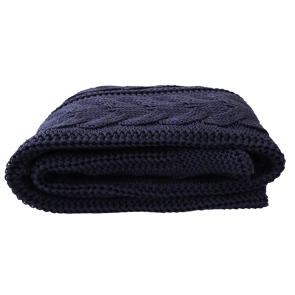 Manta peseira para cama de casal, cama queen, cama king e também funciona muito bem para sofás grandes, manta em tricot azul marinho modelo trança e com design exclusivo, peça incrível para deixar o seu ambiente estiloso e super aconchegante no inverno. O material é feito em tricot de alta qualidade, a manta é suave ao toque e muito agradável, e para garantir a durabilidade da sua manta, siga as instruções de lavagem que acompanham o produto.