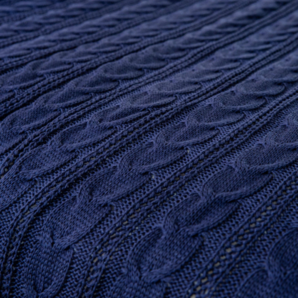 Manta peseira para cama de casal ou cama queen em tricot azul marinho modelo trança e com design exclusivo, peça incrível para deixar o seu quarto estiloso e super aconchegante no inverno. O material é feito em tricot de alta qualidade, a manta é suave ao toque e muito agradável, e para garantir a durabilidade da sua manta, siga as instruções de lavagem que acompanham o produto.