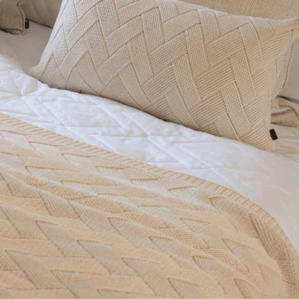 Manta peseira para cama de casal, cama queen, cama king e funciona muito bem para sofás grandes, manta em tricot offwhite modelo geométrico e com design exclusivo, peça incrível para deixar o seu ambiente estiloso, com personalidade, super aconchegante e muito sofisticado. O material é feito em tricot de alta qualidade, a manta é suave ao toque e muito agradável, e para garantir a durabilidade da sua manta, siga as instruções de lavagem que acompanham o produto.