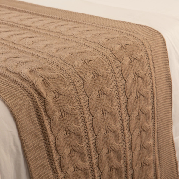 Manta peseira para cama de casal, cama queen, cama king e também funciona muito bem para sofás grandes, manta em tricot sisal modelo trança e com design exclusivo, peça incrível para deixar o seu ambiente estiloso e super aconchegante no inverno. O material é feito em tricot de alta qualidade, a manta é suave ao toque e muito agradável, e para garantir a durabilidade da sua manta, siga as instruções de lavagem que acompanham o produto.