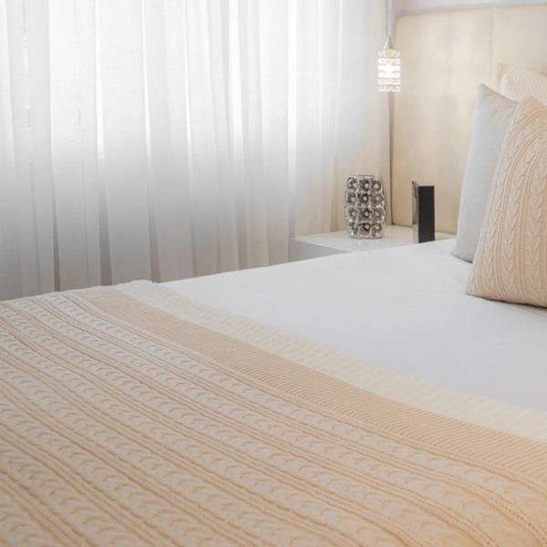 Manta peseira para cama de casal ou cama queen em tricot offwhite modelo trança e com design exclusivo, peça incrível para deixar o seu quarto estiloso e super aconchegante no inverno. O material é feito em tricot de alta qualidade, a manta é suave ao toque e muito agradável, e para garantir a durabilidade da sua manta, siga as instruções de lavagem que acompanham o produto.