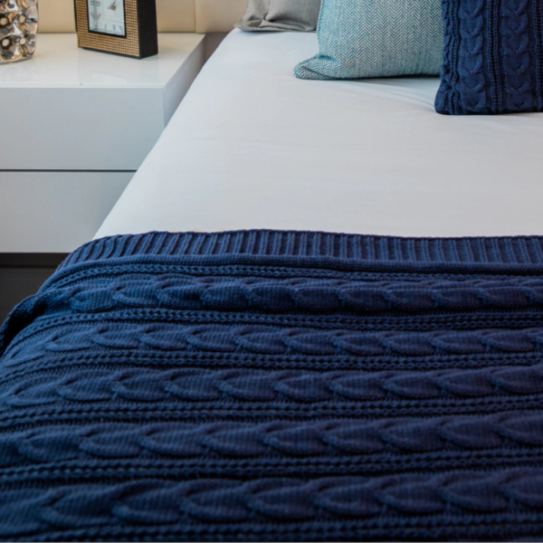 Manta peseira para cama de casal ou cama queen em tricot azul marinho modelo trança e com design exclusivo, peça incrível para deixar o seu quarto estiloso e super aconchegante no inverno. O material é feito em tricot de alta qualidade, a manta é suave ao toque e muito agradável, e para garantir a durabilidade da sua manta, siga as instruções de lavagem que acompanham o produto.