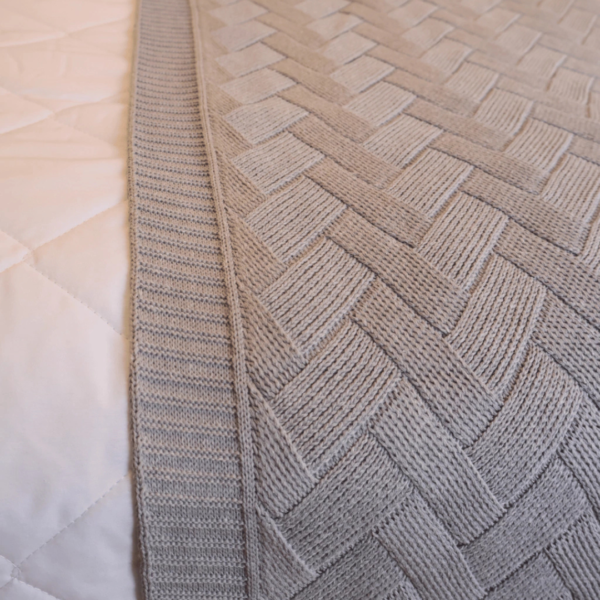Manta peseira para cama de casal, cama queen, cama king e funciona muito bem para sofás grandes, manta em tricot cinza claro modelo geométrico e com design exclusivo, peça incrível para deixar o seu ambiente estiloso, com personalidade, super aconchegante e muito sofisticado. O material é feito em tricot de alta qualidade, a manta é suave ao toque e muito agradável, e para garantir a durabilidade da sua manta, siga as instruções de lavagem que acompanham o produto.