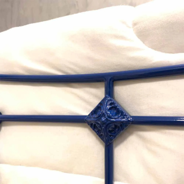 A cama Dom de casal em ferro com pezeira alta de 80 cm não é apenas um móvel, mas uma peça que inspira a elegância e a funcionalidade. Seu design encantador transforma o quarto em um verdadeiro refúgio de tranquilidade, onde cada noite é uma nova experiência de conforto. Ideal para quartos de hóspedes, adolescentes e adultos, esta cama oferece um espaço seguro e confortável para dormir, ler e relaxar. Feita manualmente em ferro de alta qualidade, é extremamente resistente e durável. O tratamento de galvanização à fogo e o acabamento em pintura eletrostática garantem proteção contra ferrugem, permitindo seu uso em qualquer ambiente, inclusive em cidades litorâneas. Além disso, a cama é fácil de montar e praticamente não requer manutenção, proporcionando praticidade e tranquilidade por décadas.