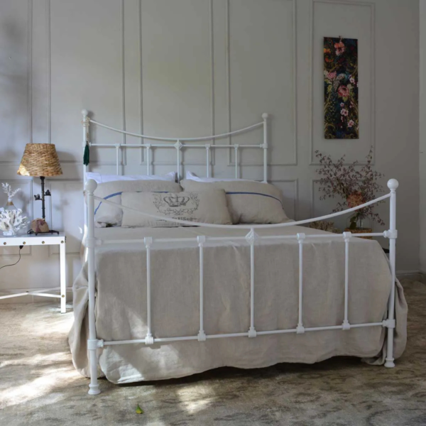 A cama Dom de casal em ferro com pezeira alta de 80 cm não é apenas um móvel, mas uma peça que inspira a elegância e a funcionalidade. Seu design encantador transforma o quarto em um verdadeiro refúgio de tranquilidade, onde cada noite é uma nova experiência de conforto. Ideal para quartos de hóspedes, adolescentes e adultos, esta cama oferece um espaço seguro e confortável para dormir, ler e relaxar. Feita manualmente em ferro de alta qualidade, é extremamente resistente e durável. O tratamento de galvanização à fogo e o acabamento em pintura eletrostática garantem proteção contra ferrugem, permitindo seu uso em qualquer ambiente, inclusive em cidades litorâneas. Além disso, a cama é fácil de montar e praticamente não requer manutenção, proporcionando praticidade e tranquilidade por décadas.