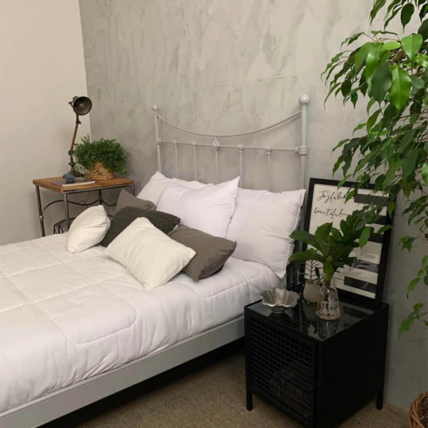 A cama Dom de casal em ferro com pezeira alta de 80 cm não é apenas um móvel, mas uma peça que inspira a elegância e a funcionalidade. Seu design encantador transforma o quarto em um verdadeiro refúgio de tranquilidade, onde cada noite é uma nova experiência de conforto. Ideal para quartos de hóspedes, adolescentes e adultos, esta cama oferece um espaço seguro e confortável para dormir, ler e relaxar. Feita manualmente em ferro de alta qualidade, é extremamente resistente e durável. O tratamento de galvanização à fogo e o acabamento em pintura eletrostática garantem proteção contra ferrugem, permitindo seu uso em qualquer ambiente, inclusive em cidades litorâneas. Além disso, a cama é fácil de montar e praticamente não requer manutenção, proporcionando praticidade e tranquilidade por décadas.