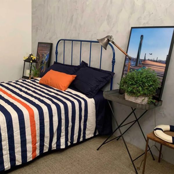 A cama modelo Patente de casal é a escolha perfeita para quem deseja unir elegância e funcionalidade em um único móvel. Esta peça versátil em ferro é ideal para decorar todos os tipos de quarto, proporcionando um ambiente encantador e seguro para descanso e momentos de relaxamento. Com a pezeira reta, o ambiente fica mais amplo e esse modelo é mais fácil de manter organizado. Feita manualmente em ferro de alta qualidade, esta cama é extremamente resistente e durável. O tratamento de galvanização à fogo e o acabamento em pintura eletrostática garantem proteção contra ferrugem, permitindo seu uso em qualquer ambiente, inclusive em cidades litorâneas. Além disso, a cama é fácil de montar e praticamente não requer manutenção, proporcionando praticidade e tranquilidade por décadas.