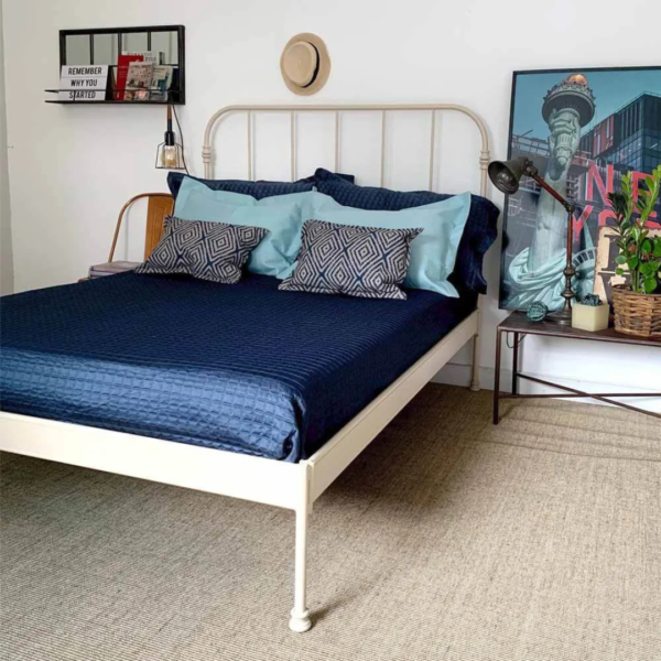 A cama modelo Patente de casal é a escolha perfeita para quem deseja unir elegância e funcionalidade em um único móvel. Esta peça versátil em ferro é ideal para decorar todos os tipos de quarto, proporcionando um ambiente encantador e seguro para descanso e momentos de relaxamento. Com a pezeira reta, o ambiente fica mais amplo e esse modelo é mais fácil de manter organizado. Feita manualmente em ferro de alta qualidade, esta cama é extremamente resistente e durável. O tratamento de galvanização à fogo e o acabamento em pintura eletrostática garantem proteção contra ferrugem, permitindo seu uso em qualquer ambiente, inclusive em cidades litorâneas. Além disso, a cama é fácil de montar e praticamente não requer manutenção, proporcionando praticidade e tranquilidade por décadas.