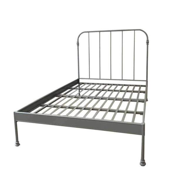 A cama modelo Patente de casal é a escolha perfeita para quem deseja unir elegância e funcionalidade em um único móvel. Esta peça versátil em ferro é ideal para decorar todos os tipos de quarto, proporcionando um ambiente encantador e seguro para descanso e momentos de relaxamento. Com a pezeira reta, o ambiente fica mais amplo e esse modelo é mais fácil de manter organizado. Feita manualmente em ferro de alta qualidade, esta cama é extremamente resistente e durável. O tratamento de galvanização à fogo e o acabamento em pintura eletrostática garantem proteção contra ferrugem, permitindo seu uso em qualquer ambiente, inclusive em cidades litorâneas. Além disso, a cama é fácil de montar e praticamente não requer manutenção, proporcionando praticidade e tranquilidade por décadas.