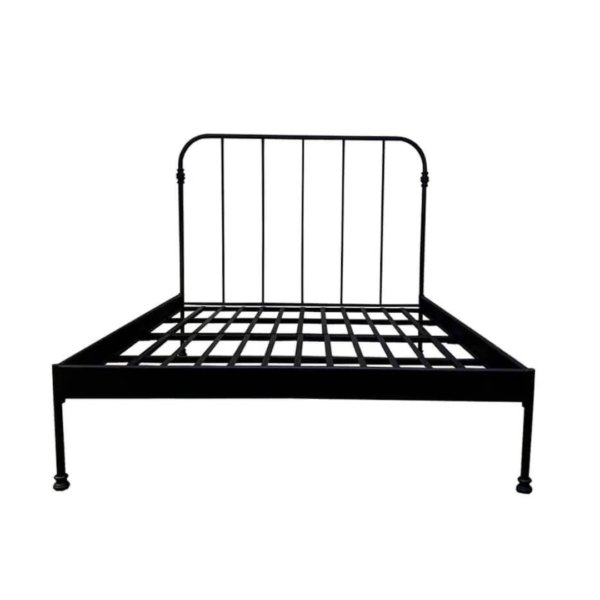 A cama modelo Patente de casal é a escolha perfeita para quem deseja unir elegância e funcionalidade em um único móvel. Esta peça versátil em ferro é ideal para decorar todos os tipos de quarto, proporcionando um ambiente encantador e seguro para descanso e momentos de relaxamento. Com a pezeira reta, o ambiente fica mais amplo e esse modelo é mais fácil de manter organizado. Feita manualmente em ferro de alta qualidade, esta cama é extremamente resistente e durável. O tratamento de galvanização à fogo e o acabamento em pintura eletrostática garantem proteção contra ferrugem, permitindo seu uso em qualquer ambiente, inclusive em cidades litorâneas. Além disso, a cama é fácil de montar e praticamente não requer manutenção, proporcionando praticidade e tranquilidade por décadas.