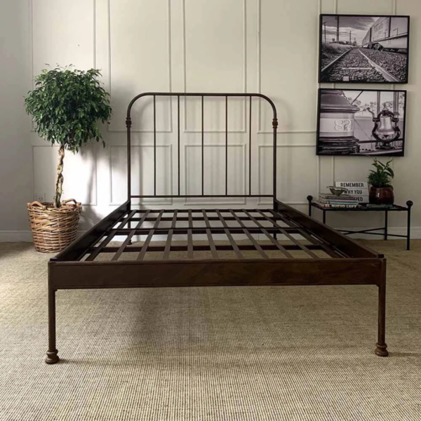 A cama modelo Patente de casal é a escolha perfeita para quem deseja unir elegância e funcionalidade em um único móvel. Esta peça versátil em ferro é ideal para decorar todos os tipos de quarto, proporcionando um ambiente encantador e seguro para descanso e momentos de relaxamento. Com a pezeira reta, o ambiente fica mais amplo e esse modelo é mais fácil de manter organizado. Feita manualmente em ferro de alta qualidade, esta cama é extremamente resistente e durável. O tratamento de galvanização à fogo e o acabamento em pintura eletrostática garantem proteção contra ferrugem, permitindo seu uso em qualquer ambiente, inclusive em cidades litorâneas. Além disso, a cama é fácil de montar e praticamente não requer manutenção, proporcionando praticidade e tranquilidade por décadas.