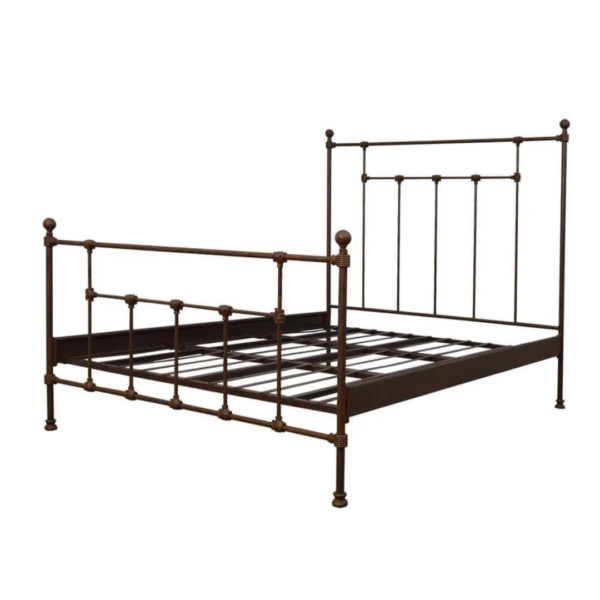 A cama Versailles de casal em ferro com pezeira alta não é apenas um móvel, mas uma peça que inspira a elegância e a funcionalidade. Seu design encantador transforma o quarto em um verdadeiro refúgio de tranquilidade, onde cada noite é uma nova experiência de conforto. Ideal para quartos de hóspedes, adolescentes e adultos, esta cama oferece um espaço seguro e confortável para dormir, ler e relaxar. Feita manualmente em ferro de alta qualidade, esta cama de casal é extremamente resistente e durável. O tratamento de galvanização à fogo e o acabamento em pintura eletrostática garantem proteção contra ferrugem, permitindo seu uso em qualquer ambiente, inclusive em cidades litorâneas. Além disso, a cama é fácil de montar e praticamente não requer manutenção, proporcionando praticidade e tranquilidade por décadas.