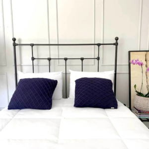 A cama Versailles de casal em ferro com pezeira alta não é apenas um móvel, mas uma peça que inspira a elegância e a funcionalidade. Seu design encantador transforma o quarto em um verdadeiro refúgio de tranquilidade, onde cada noite é uma nova experiência de conforto. Ideal para quartos de hóspedes, adolescentes e adultos, esta cama oferece um espaço seguro e confortável para dormir, ler e relaxar. Feita manualmente em ferro de alta qualidade, esta cama de casal é extremamente resistente e durável. O tratamento de galvanização à fogo e o acabamento em pintura eletrostática garantem proteção contra ferrugem, permitindo seu uso em qualquer ambiente, inclusive em cidades litorâneas. Além disso, a cama é fácil de montar e praticamente não requer manutenção, proporcionando praticidade e tranquilidade por décadas.