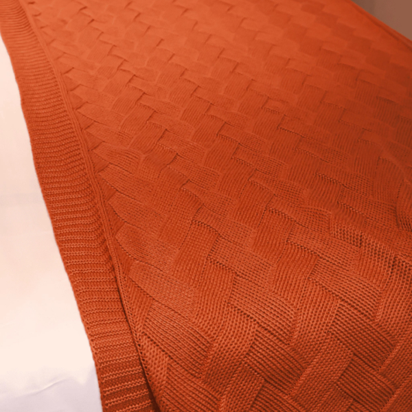 Manta peseira para cama de casal, cama queen, cama king e funciona muito bem para sofás grandes, manta em tricot laranja modelo geométrico e com design exclusivo, peça incrível para deixar o seu ambiente estiloso, com personalidade, super aconchegante e muito sofisticado. O material é feito em tricot de alta qualidade de cor laranja que trás vida ao seu ambiente, a manta é suave ao toque e muito agradável, e para garantir a durabilidade da sua manta, siga as instruções de lavagem que acompanham o produto.