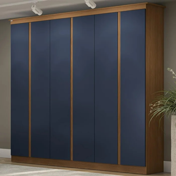 O guarda-roupa de casal com 6 portas, 3 gavetas internas traz um bom espaço interno com 02 cabideiros sendo uma parte para roupas longas, 01 calceiro, 01 nicho para sapatos na parte inferior do guarda-roupa, 03 maleiros e 10 nichos para roupas dobradas ou caixas organizadoras. O guarda-roupa é produzido em MDF na escala de brilho fosco, com revestimento e acabamento em pintura touch. Um diferencial no modelo deste guarda-roupa fica para o puxador em cava meia porta, que traz ainda mais charme e estilo para o seu quarto juntamente com os veios na textura em madeira cor canela e azul profundo.
