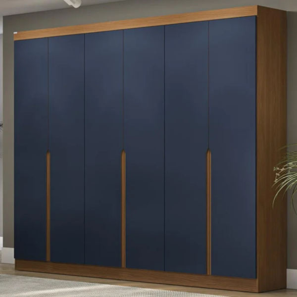 O guarda-roupa de casal com 6 portas, 4 gavetas internas traz um bom espaço interno com 02 cabideiros, 02 nichos para sapatos na parte inferior do guarda-roupa, 03 maleiros e 04 nichos para roupas dobradas ou caixas organizadoras. O guarda-roupa é produzido em MDF na escala de brilho fosco, com revestimento e acabamento em pintura touch. Um diferencial no modelo deste guarda-roupa fica para o puxador em cava meia porta, que traz ainda mais charme e estilo para o seu quarto juntamente com os veios na textura em madeira cor canela e azul profundo trazendo um belo contraste a este mobiliário.