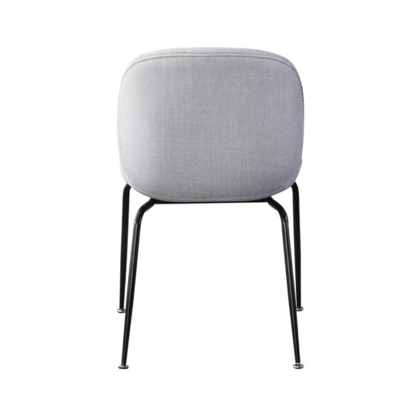 A cadeira Dinamarca apresenta uma silhueta diferenciada, unindo o tradicional ao surpreendente. Ela possui o assento estofado, criando contraste com a base minimalista em aço carbono. Ideal para ambientes modernos e minimalista.