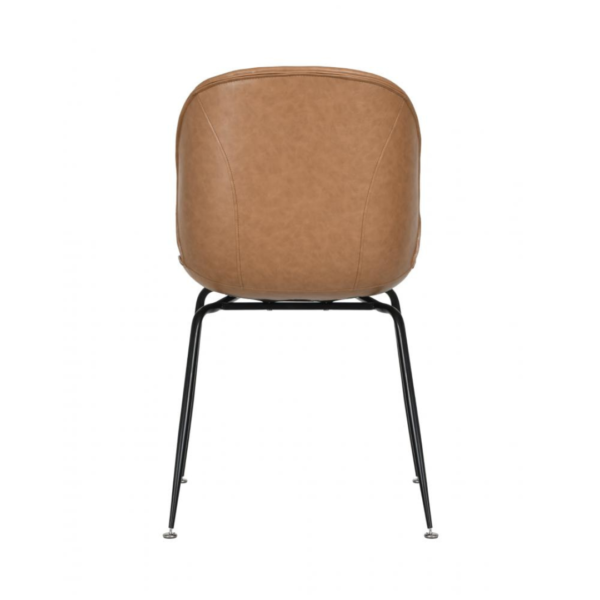 A cadeira Dinamarca apresenta uma silhueta diferenciada, unindo o tradicional ao surpreendente. Ela possui o assento estofado, criando contraste com a base minimalista em aço carbono. Ideal para ambientes modernos e minimalista.