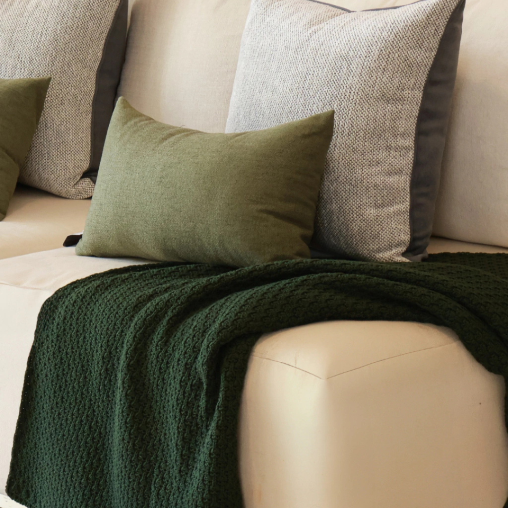 Manta para sofá, poltrona, cama de casal, cama queen, cama king, manta em tricot verde musgo modelo tramado entrelace e com design exclusivo, peça incrível para deixar o seu ambiente estiloso, super aconchegante e muito sofisticado. O material é feito em tricot de alta qualidade, a manta é suave ao toque e muito agradável, e para garantir a durabilidade da sua manta, siga as instruções de lavagem que acompanham o produto.