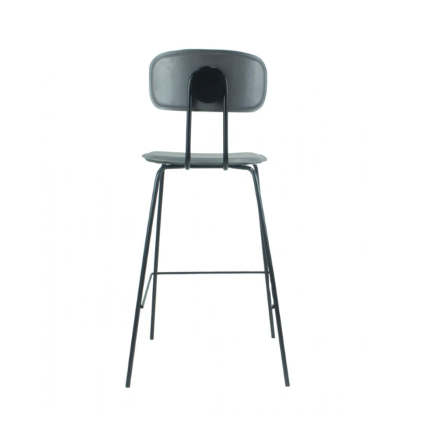 A banqueta New York combina muito com o estilo industrial, seus pés em aço preto fazem com que haja um contraste entre o couro ecológico do assento e encosto. O detalhe que possui na parte das costas, dá todo um charme para a peça. Você que busca um ambiente minimalista também será uma ótima escolha para o seu estilo.