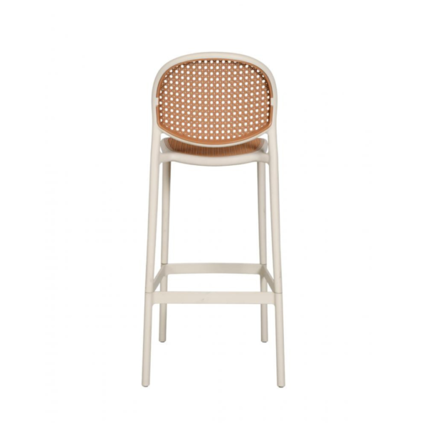 A banqueta Positano é super elegante, ideal para acompanhar bancadas de bares ou cafés! Seu encosto e assento possuem a textura de Rattan, porém por ser toda em polipropileno, ela possui uma resistência ainda maior. Seu estilo moderno e elegante faz com que ela se adéque a ambientes internos e externos.