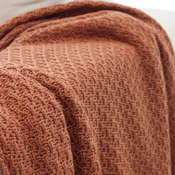 Manta para sofá, poltrona, cama de casal, cama queen, cama king, manta em tricot cobre modelo tramado entrelace e com design exclusivo, peça incrível para deixar o seu ambiente estiloso, super aconchegante e muito sofisticado. O material é feito em tricot de alta qualidade, a manta é suave ao toque e muito agradável, e para garantir a durabilidade da sua manta, siga as instruções de lavagem que acompanham o produto.