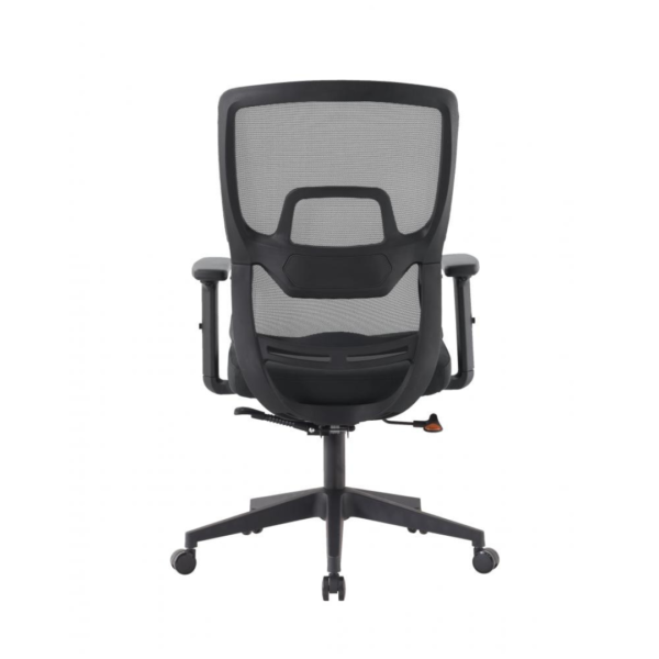 A cadeira Chelsea Diretor, certificada pela NR17, é ideal para trabalhar com conforto no escritório ou em casa. Totalmente ajustável, com braços, assento e encosto reguláveis, ela adapta-se às necessidades do usuário. Seu assento em espuma injetada proporciona conforto juntamente ao encosto em tela com lombada ergonômica, que previne dores nas costas.