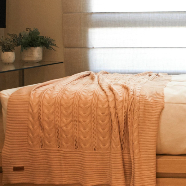 Manta para sofá design trança para transformar sua casa. Ideal para deixar seu sofá ou poltrona mais aconchegante e sofisticado, uma ótima peça para também compor a decoração da sua sala. Essa manta tem tamanho retangular padrão e tem textura em formato trança. O material é feito em tricot de alta qualidade, a manta é suave ao toque e muito agradável, e para garantir a durabilidade da sua manta, siga as instruções de lavagem que acompanham o produto.